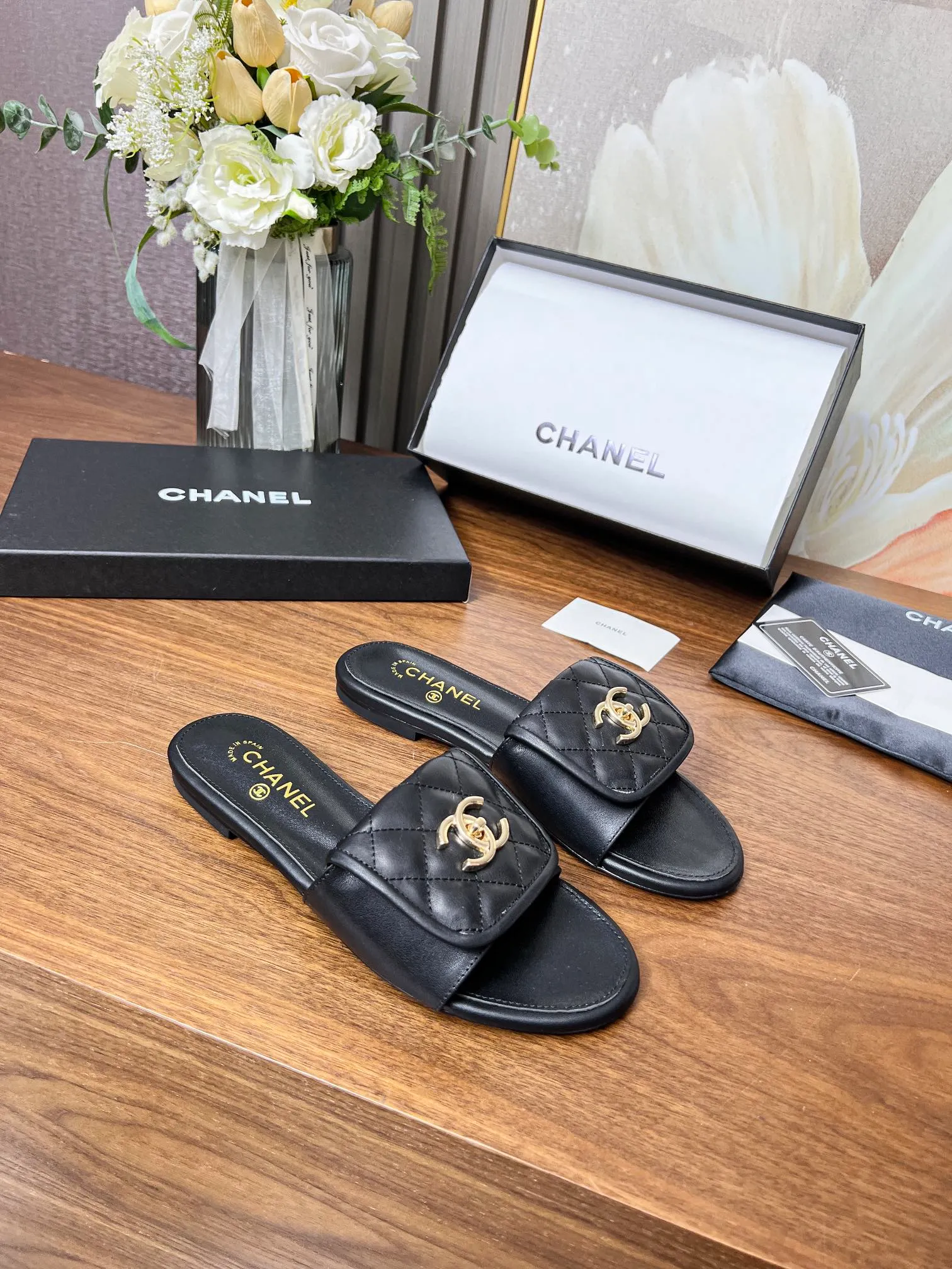 👟👟Ex-factory price 440👟👟Chanel classic slippers✅, very classic made of diamond-patterned cowhide😊 And it also has Chanel's classic gold buckle, heel, comfortable and easy to wear. Fabric: cowhide. Lining: cow lining. Color: black, white. Size: 35-42 (41, 42 can be customized and non-returnable). Outsole: Made of genuine leather outsole. Packaging: with card, cloth bag